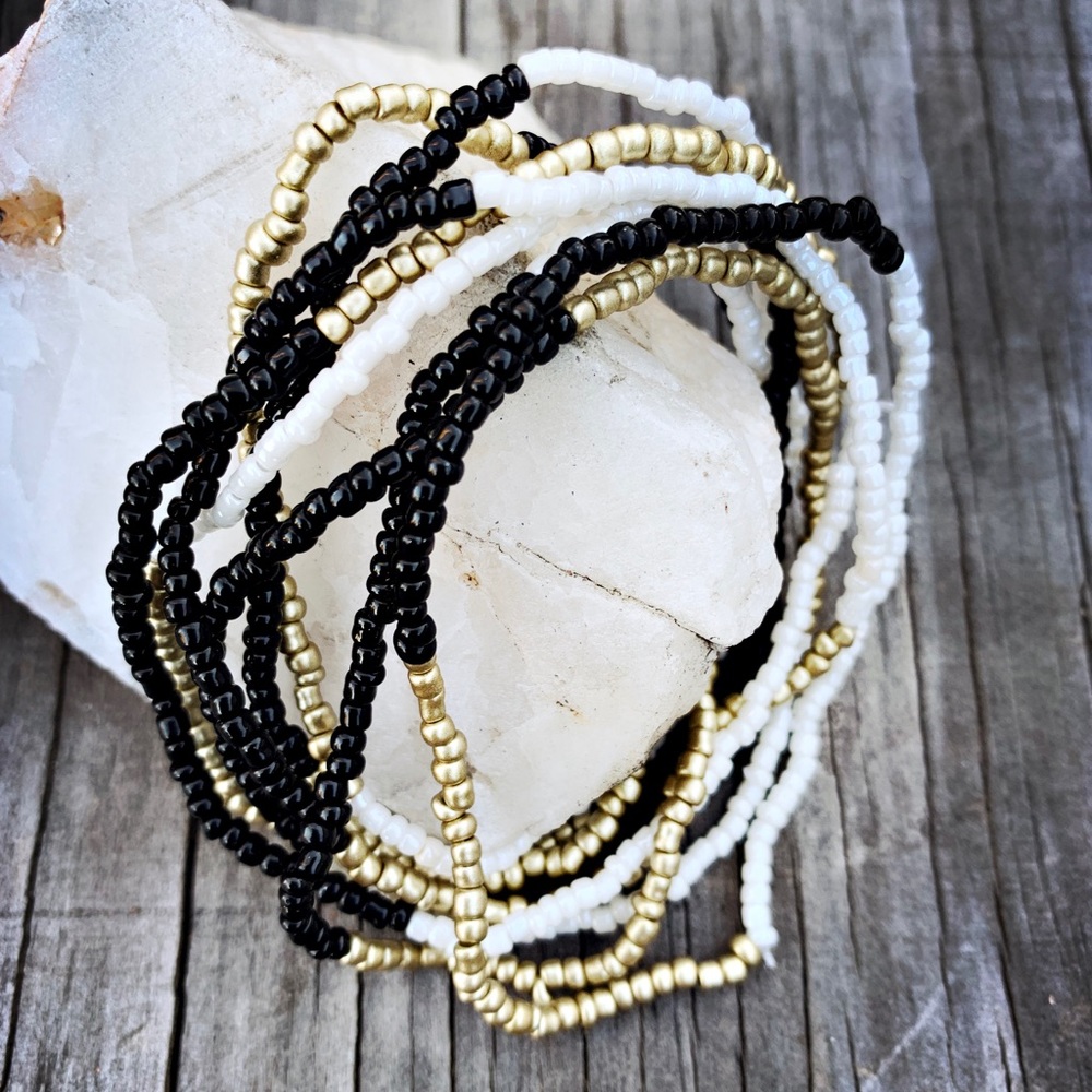Seed bead colorblock stretch bracelet set, 8 each. Black, White, gold.